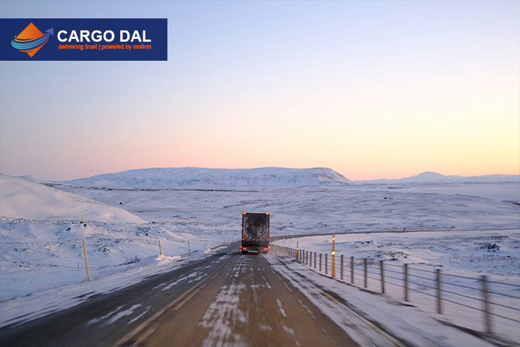 Planificare sezoniera transport – Cum gestionezi varfurile de activitate 2 Camion pe drum de iarna sugerand transportul sezonier