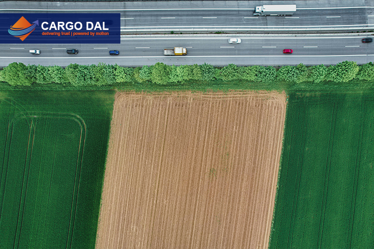 Logistica sustenabila – Pasi concreti spre un transport ecologic 2 Autostrada care traverseaza un camp agricol verde, sugestiv pentru logistica sustenabila